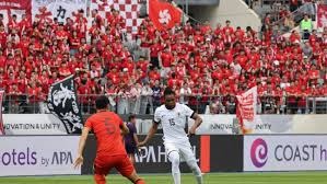 赌场里的“眯牌”仪式：为什么这种互动感会加强玩家的控制错觉？（赌场中的“眯牌”习俗：参与感为何会加剧玩家的控制错觉？）